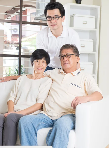 Aziatische man met zijn ouders — Stockfoto