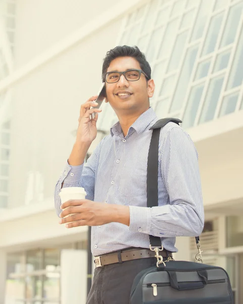 Indiano homem de negócios em um telefone — Fotografia de Stock