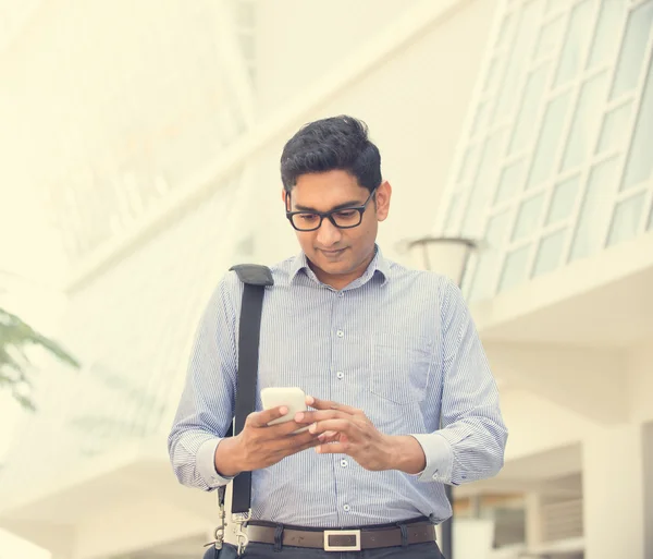 Indiase bedrijfsleven mannetje op een telefoon — Stockfoto