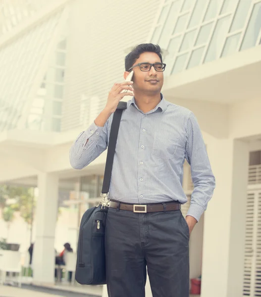 Indien homme d'affaires sur un téléphone — Photo