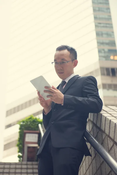 Uomo d'affari cinese con tablet — Foto Stock