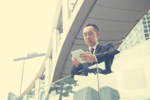 Empresário chinês com computador tablet — Fotografia de Stock