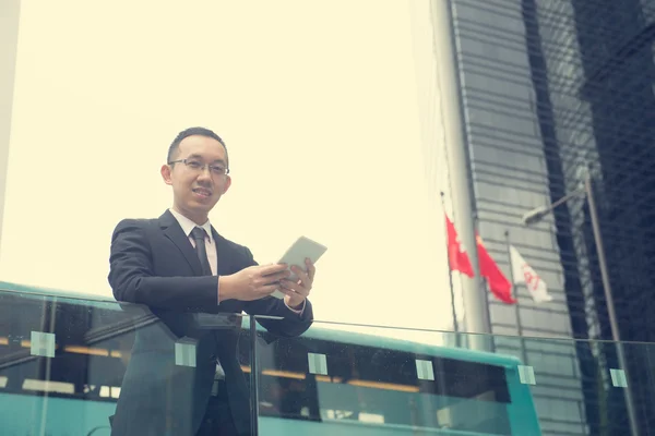 Empresário chinês com computador tablet — Fotografia de Stock