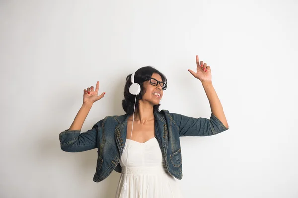 Indiana menina ouvindo música — Fotografia de Stock