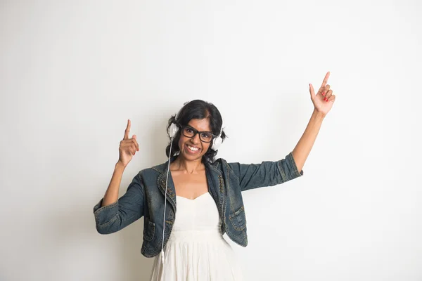 Indian girl  listening to music — Stock Photo, Image