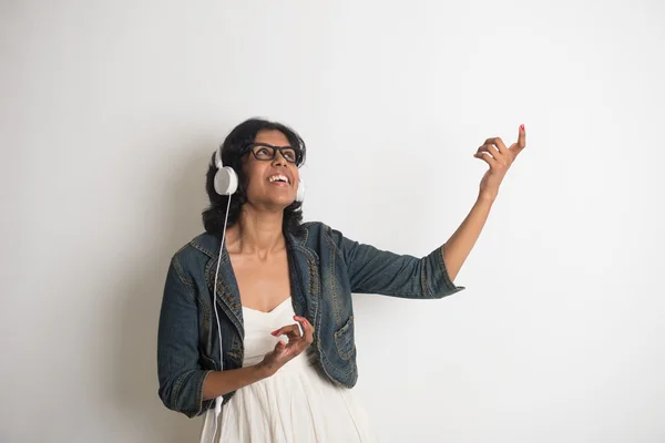 Indiana menina ouvindo música — Fotografia de Stock