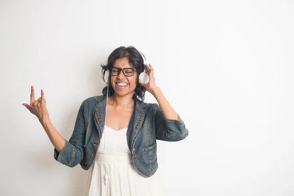 Indiase meisje muziek beluisteren — Stockfoto