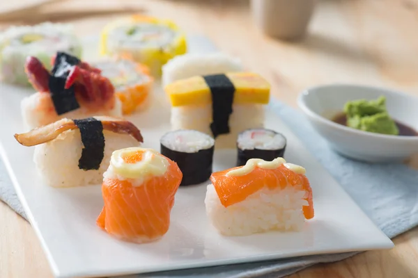 Sushi på tallrik. Förrätt — Stockfoto