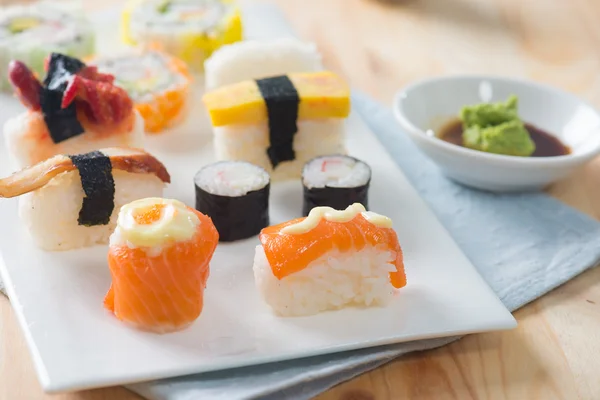 Sushi dans l'assiette. Apéritif — Photo