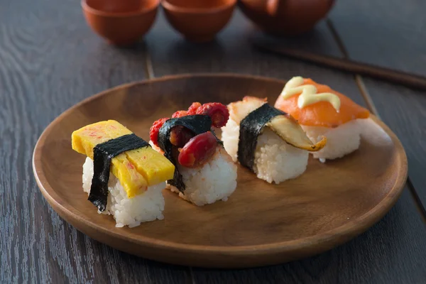 Sushi dans l'assiette. Apéritif — Photo