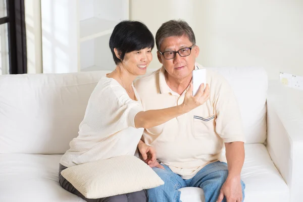 Asian senior with smartphone — Stock Photo, Image