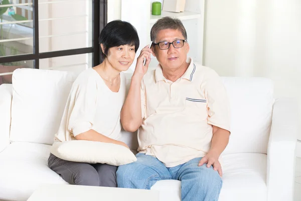 Azjatycki starszy z smartphone — Zdjęcie stockowe