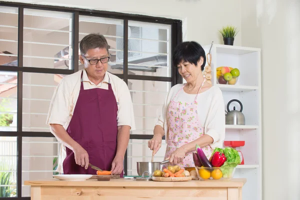 Asian senior couple cooking — Stock Photo, Image