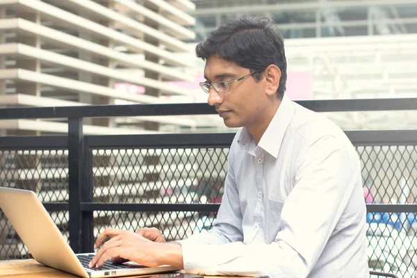 Asiático indiano homem de negócios com laptop — Fotografia de Stock