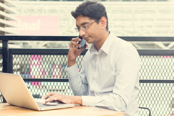 Asijské indický podnikatel s notebookem — Stock fotografie