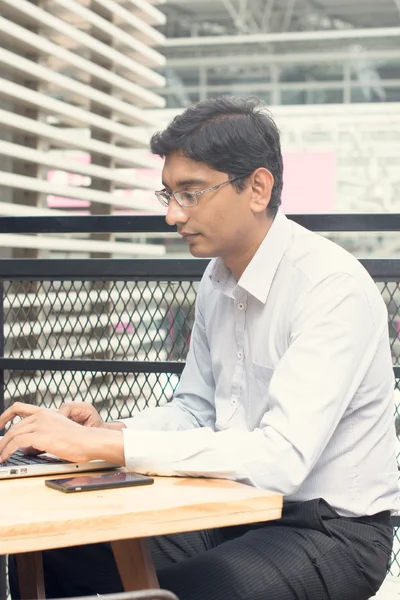 亚洲的印度商人与笔记本电脑 — 图库照片