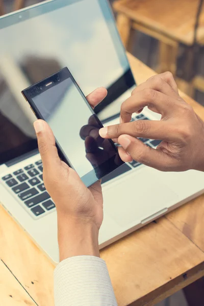 Aziatische Indiase zakenman gebruikend smartphone — Stockfoto