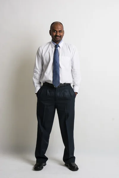 Улыбающийся индийский бизнесмен — стоковое фото