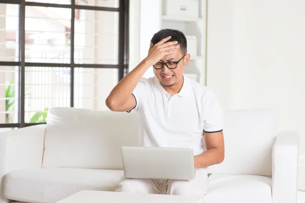 Asiatico uomo mal di testa — Foto Stock