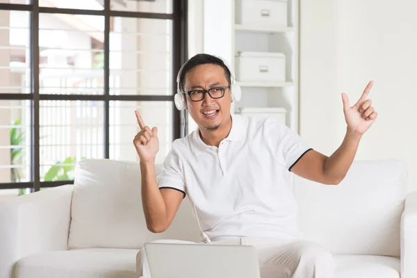 Handsome Asian man with tablet computer. — Stock Photo, Image