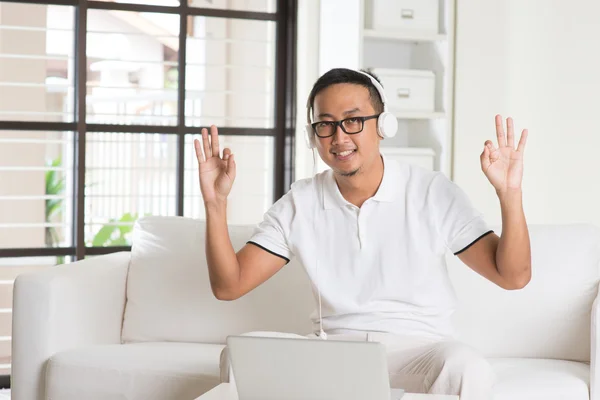 태블릿 컴퓨터와 잘생긴 아시아 남자. — 스톡 사진