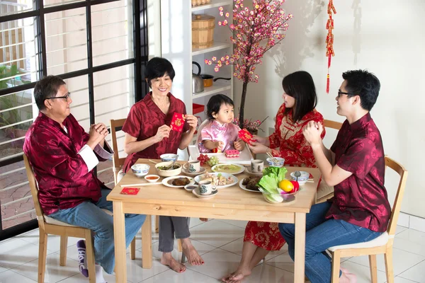 Dîner du Nouvel An chinois - famille — Photo