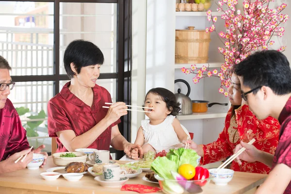 Dîner du Nouvel An chinois - famille — Photo