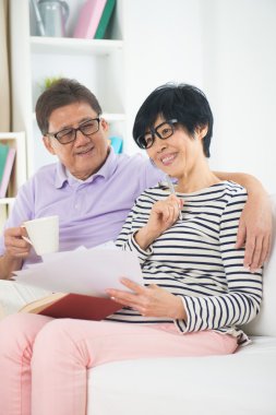 üst düzey Asya çift bir kitap okuma