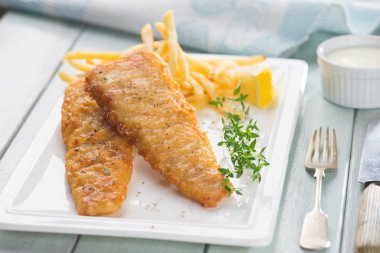 Kızarmış balık fileto patates kızartması ile