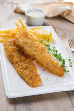Kızarmış balık fileto patates kızartması ile
