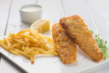 Kızarmış balık fileto patates kızartması ile