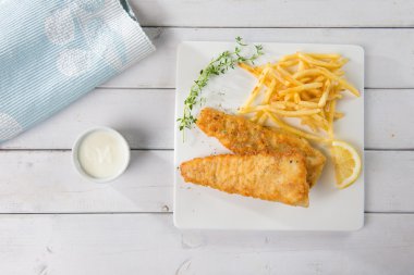 Kızarmış balık fileto patates kızartması ile