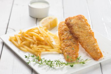 Kızarmış balık fileto patates kızartması ile