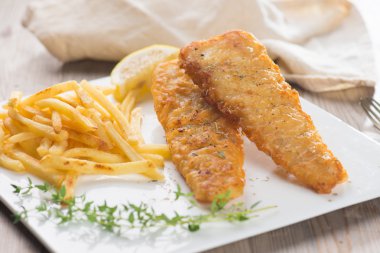 Kızarmış balık fileto patates kızartması ile