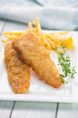 Kızarmış balık fileto patates kızartması ile