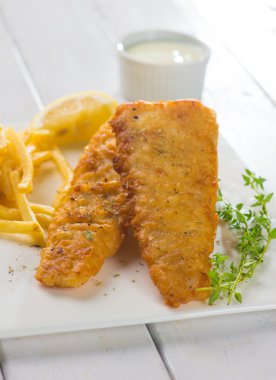 Kızarmış balık fileto patates kızartması ile