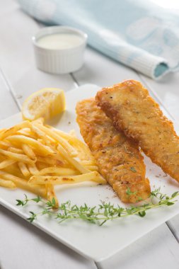 Kızarmış balık fileto patates kızartması ile