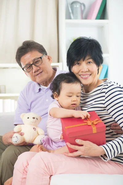 Grand föräldrar med barn firar jul — Stockfoto