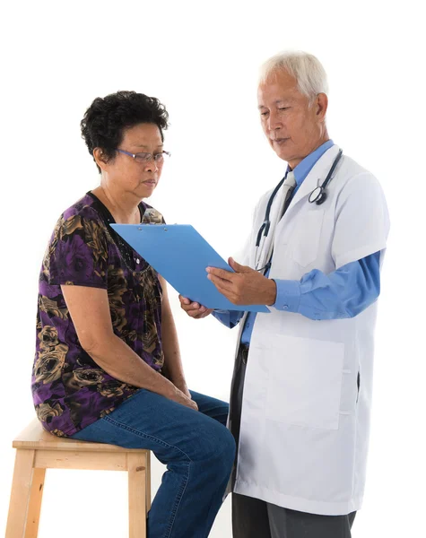 Asian   doctor with female patient — Stock Photo, Image