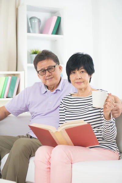 Senior Aziatische paar lezen van een boek — Stockfoto