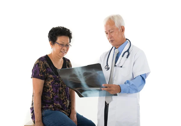 Médico con paciente femenino —  Fotos de Stock