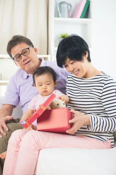 Großeltern mit Kind feiern Weihnachten — Stockfoto