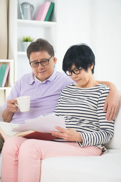 Senior asian couple reading a book — Stock Photo, Image