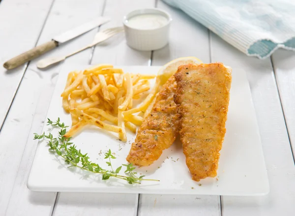 Gebratenes Fischfilet mit Pommes frites — Stockfoto