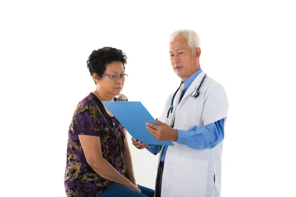 Asiatique médecin avec femme patient — Photo