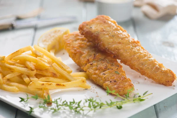 Gebratenes Fischfilet mit Pommes frites — Stockfoto