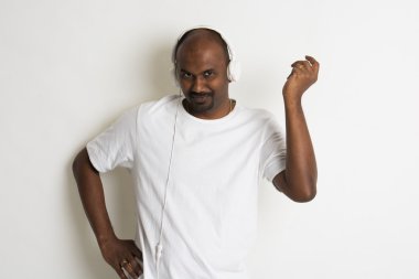 Afrikalı adam müzik dinliyor.