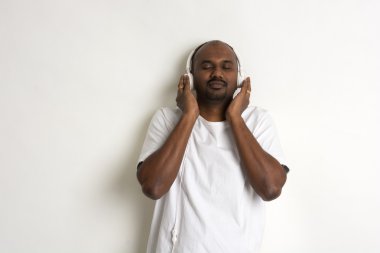 Afrikalı adam müzik dinliyor.