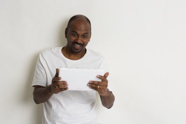 tablet ile Amerikalı adam