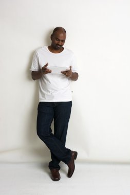 tablet ile Afrika adam